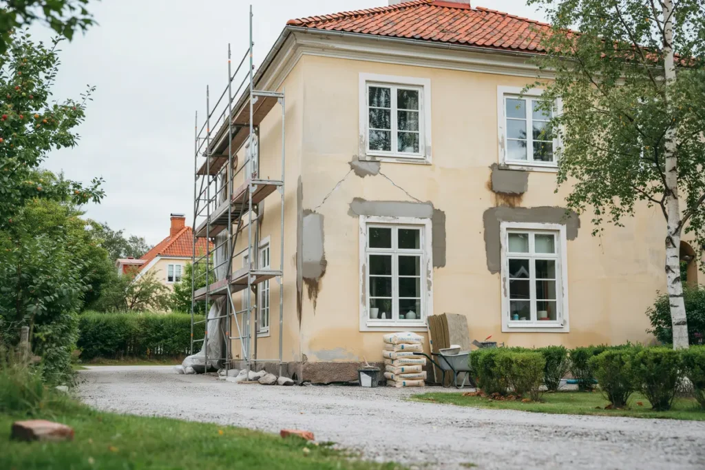 fasadrenovering p villa tecken p skador materialval och smart planering f r ett h llbart resultat